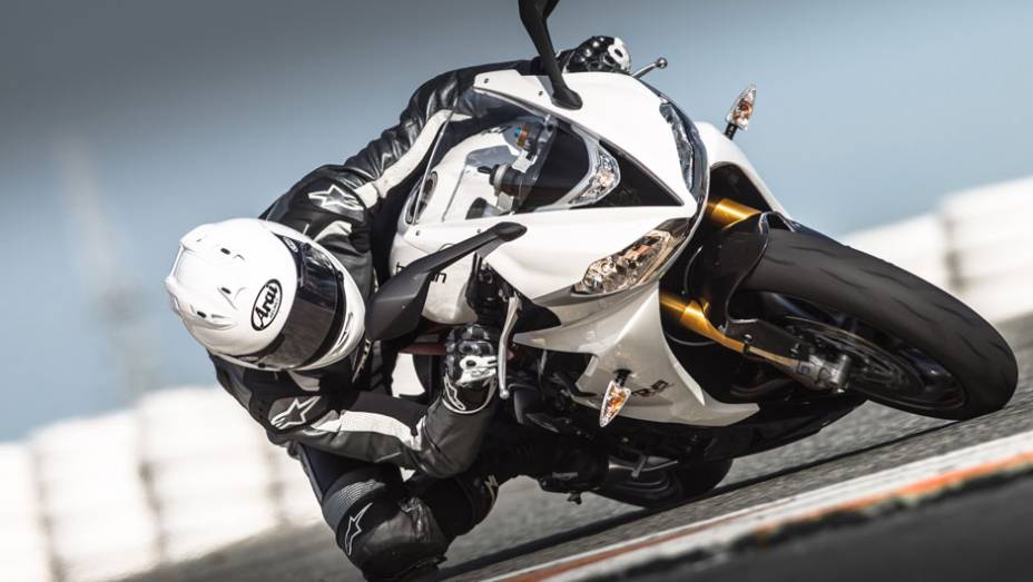 A Daytona 675R conta ainda com embreagem deslizante assistida. | <a href="https://beta-develop.quatrorodas.abril.com.br/moto/noticias/triumph-lanca-daytona-675r-street-triple-741449.shtml" rel="migration">Leia mais</a>