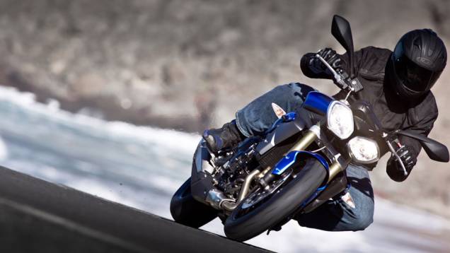 Seu motor é refrigerado à água e possui 12 válvulas, três cilindros e 675 cc | <a href="https://beta-develop.quatrorodas.abril.com.br/moto/noticias/triumph-lanca-daytona-675r-street-triple-741449.shtml" rel="migration">Leia mais</a> Seu motor é refrigerado à água e possui 12 válvulas, três cilindros e 675 cc | <a href="https://beta-develop.quatrorodas.abril.com.br/moto/noticias/triumph-lanca-daytona-675r-street-triple-741449.shtml" rel="migration">Leia mais</a>