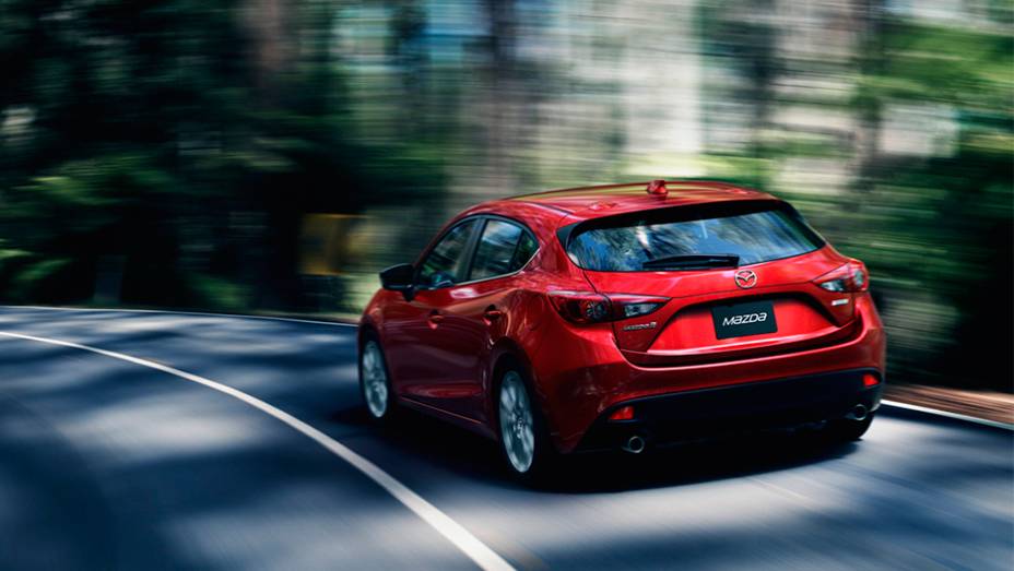 O hatch, que é o modelo mais vendido globalmente pela marca japonesa, foi reformulado e teve suas dimensões alteradas | <a href="https://beta-develop.quatrorodas.abril.com.br/saloes/frankfurt/2013/mazda3-752102.shtml" rel="migration">Leia mais</a>