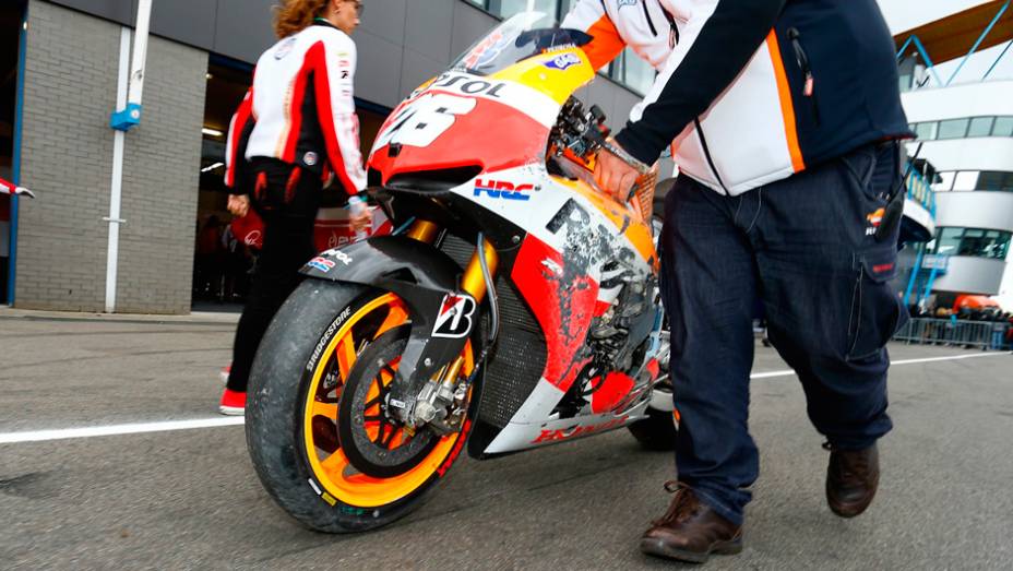 Moto de Dani Pedrosa após queda | <a href="https://beta-develop.quatrorodas.abril.com.br/moto/noticias/motogp-crutchlow-conquista-pole-assen-745300.shtml" rel="migration">Leia mais</a>