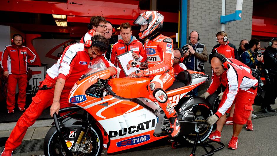 Nicky Hayden nos boxes | <a href="https://beta-develop.quatrorodas.abril.com.br/moto/noticias/motogp-crutchlow-conquista-pole-assen-745300.shtml" rel="migration">Leia mais</a> Nicky Hayden nos boxes | <a href="https://beta-develop.quatrorodas.abril.com.br/moto/noticias/motogp-crutchlow-conquista-pole-assen-745300.shtml" rel="migration">Leia mais</a>