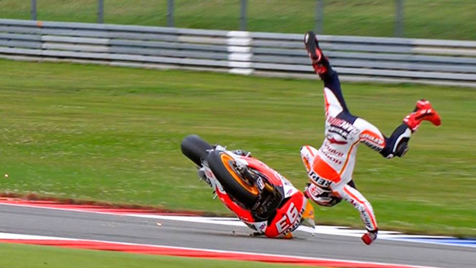 Queda de Marc Márquez durante o treino classificatório | <a href="https://beta-develop.quatrorodas.abril.com.br/moto/noticias/motogp-crutchlow-conquista-pole-assen-745300.shtml" rel="migration">Leia mais</a>