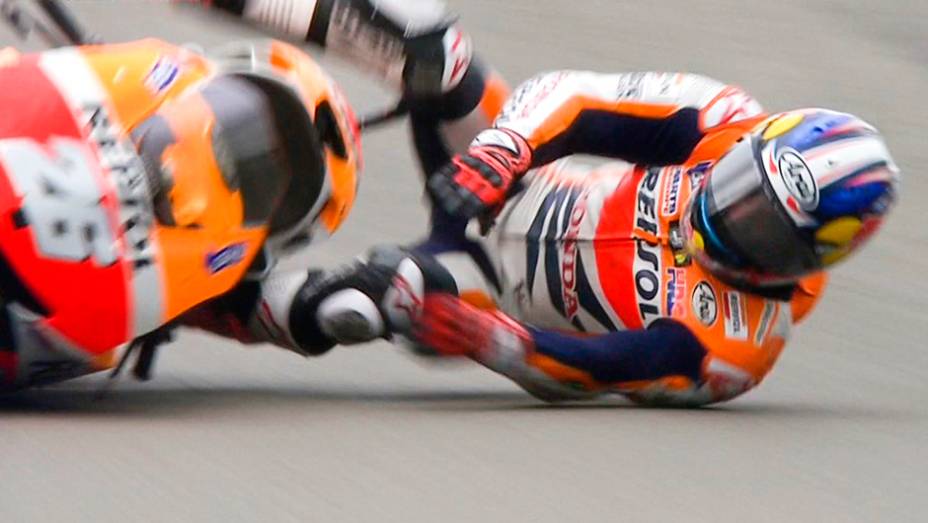 Queda de Dani Pedrosa | <a href="https://beta-develop.quatrorodas.abril.com.br/moto/noticias/motogp-crutchlow-conquista-pole-assen-745300.shtml" rel="migration">Leia mais</a>