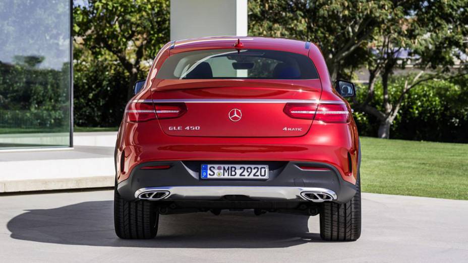 Carro tem porte de BMW X6, mas clara identidade visual da Mercedes | <a href="https://beta-develop.quatrorodas.abril.com.br/noticias/fabricantes/mercedes-divulga-oficialmente-nova-gle-820013.shtml" rel="migration">Leia mais</a>