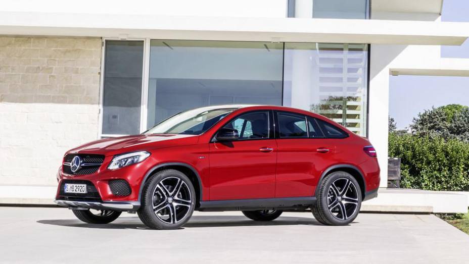 Sistema de suspens&atilde;o inteligente diminui altura do carro em altas velocidades | <a href="https://beta-develop.quatrorodas.abril.com.br/noticias/fabricantes/mercedes-divulga-oficialmente-nova-gle-820013.shtml" rel="migration">Leia mais</a>