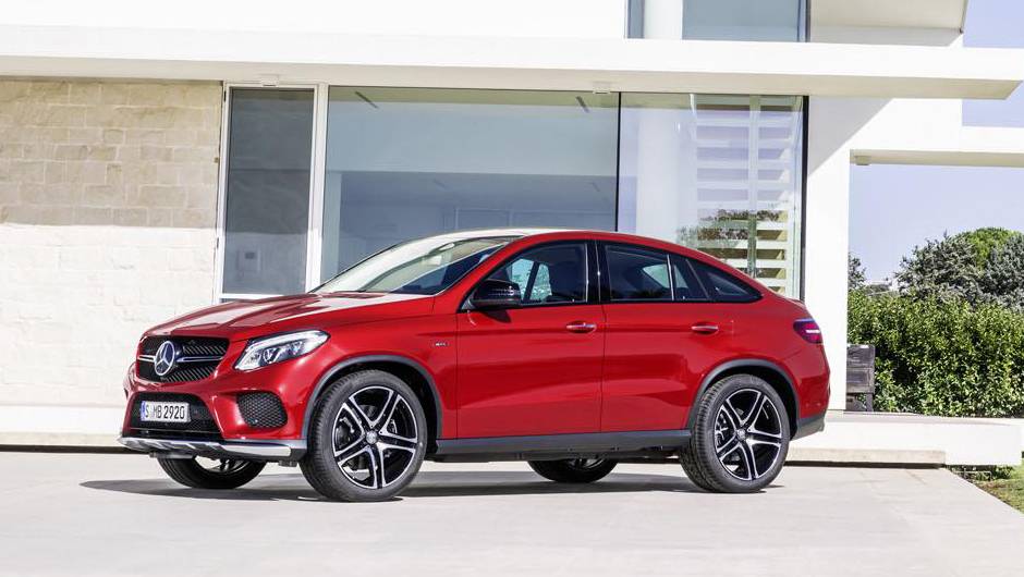 Sistema de suspens&atilde;o inteligente diminui altura do carro em altas velocidades | <a href="https://beta-develop.quatrorodas.abril.com.br/noticias/fabricantes/mercedes-divulga-oficialmente-nova-gle-820013.shtml" rel="migration">Leia mais</a>