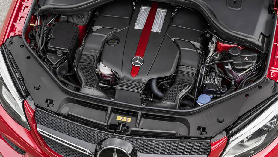 Motor &eacute; V6 biturbo com 367 cavalos e transmiss&atilde;o de nove marchas autom&aacute;tica | <a href="https://beta-develop.quatrorodas.abril.com.br/noticias/fabricantes/mercedes-divulga-oficialmente-nova-gle-820013.shtml" rel="migration">Leia mais</a>