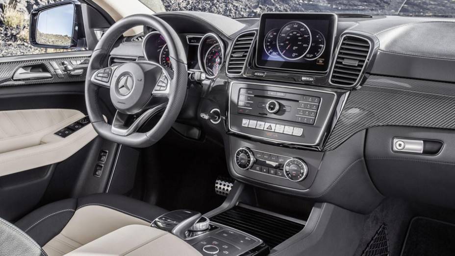 Interior &eacute; luxuoso e esportivo com acabamento em fibra de carbono | <a href="https://beta-develop.quatrorodas.abril.com.br/noticias/fabricantes/mercedes-divulga-oficialmente-nova-gle-820013.shtml" rel="migration">Leia mais</a>