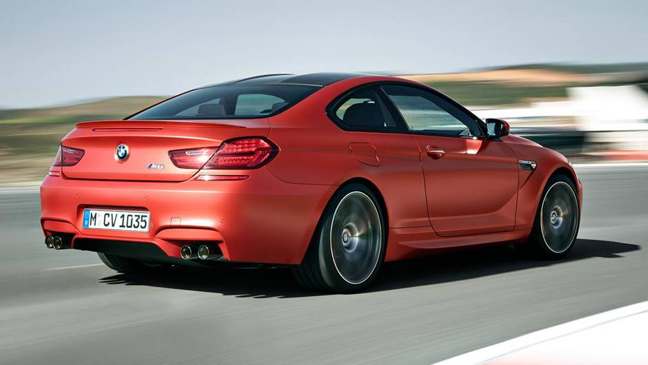 Na parte de tr&aacute;s o retoque foi no para-choque | <a href="https://beta-develop.quatrorodas.abril.com.br/noticias/saloes/detroit-2015/bmw-apresenta-nova-familia-serie-6-820099.shtml" rel="migration">Leia mais</a>