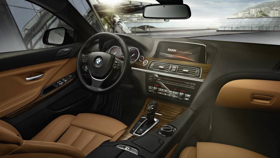 Interior recebeu novo acabamento em dois tons e sistema de HUD atualizado | <a href="https://beta-develop.quatrorodas.abril.com.br/noticias/saloes/detroit-2015/bmw-apresenta-nova-familia-serie-6-820099.shtml" rel="migration">Leia mais</a>
