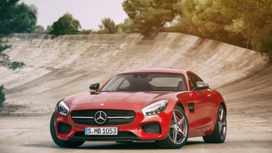 Depois de divulgar uma série de teasers nas últimas semanas, a Mercedes-Benz revelou o AMG GT | <a href="https://beta-develop.quatrorodas.abril.com.br/noticias/saloes/paris-2014/mercedes-benz-revela-amg-gt-799359.shtml" rel="migration">Leia mais</a>