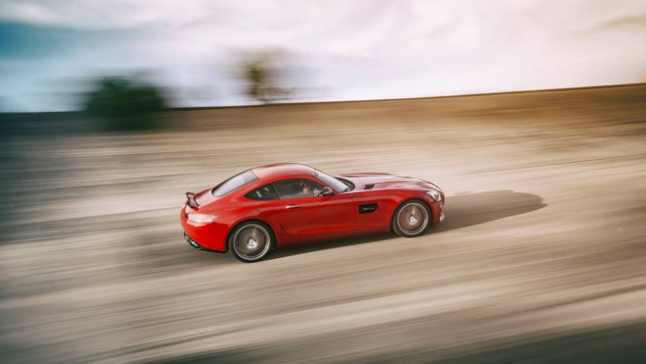 O modelo &eacute; tratado por muitos como sucessor do SLS | <a href="https://beta-develop.quatrorodas.abril.com.br/noticias/saloes/paris-2014/mercedes-benz-revela-amg-gt-799359.shtml" rel="migration">Leia mais</a>