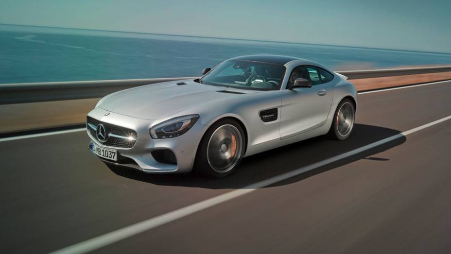 O peso total &eacute; estimado entre 1.540 e 1.570 kg | <a href="https://beta-develop.quatrorodas.abril.com.br/noticias/saloes/paris-2014/mercedes-benz-revela-amg-gt-799359.shtml" rel="migration">Leia mais</a>