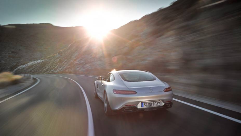 Na vers&atilde;o GT, s&atilde;o oferecidos 456 cavalos de pot&ecirc;ncia e 61,11 kgfm de torque | <a href="https://beta-develop.quatrorodas.abril.com.br/noticias/saloes/paris-2014/mercedes-benz-revela-amg-gt-799359.shtml" rel="migration">Leia mais</a>