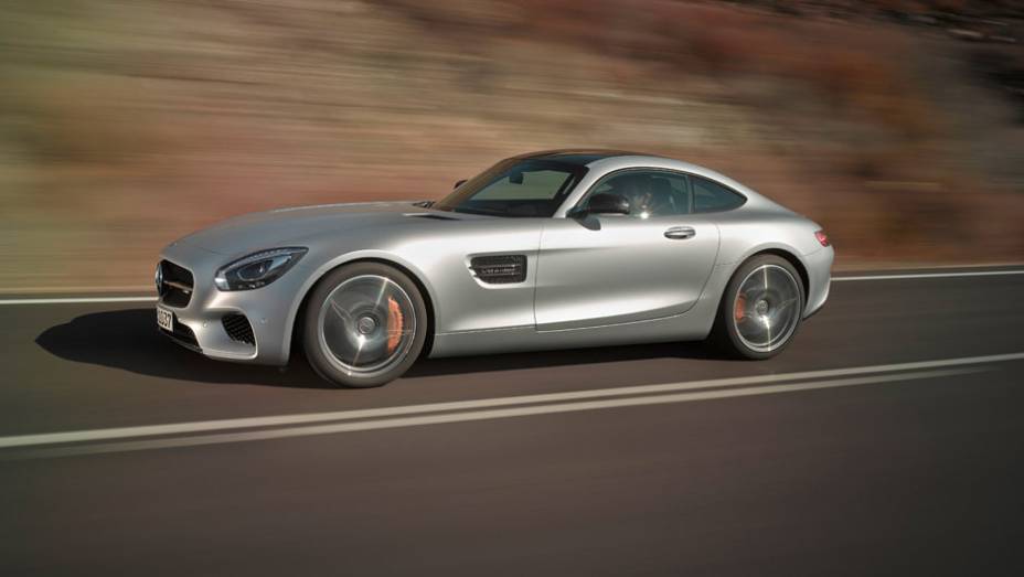 A GT S, de topo de linha, entrega 503 cv e 66,28 kgfm. O bloco é atrelado a um câmbio de sete marchas e dupla embreagem | <a href="https://beta-develop.quatrorodas.abril.com.br/noticias/saloes/paris-2014/mercedes-benz-revela-amg-gt-799359.shtml" rel="migration">Leia mais</a> A GT S, de topo de linha, entrega 503 cv e 66,28 kgfm. O bloco é atrelado a um câmbio de sete marchas e dupla embreagem | <a href="https://beta-develop.quatrorodas.abril.com.br/noticias/saloes/paris-2014/mercedes-benz-revela-amg-gt-799359.shtml" rel="migration">Leia mais</a>