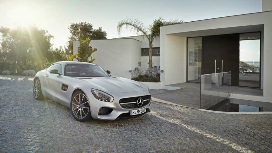 Na versão GT S, o esportivo poderá acelerar de 0 a 100 km/h em 3,8 segundos | <a href="https://beta-develop.quatrorodas.abril.com.br/noticias/saloes/paris-2014/mercedes-benz-revela-amg-gt-799359.shtml" rel="migration">Leia mais</a>