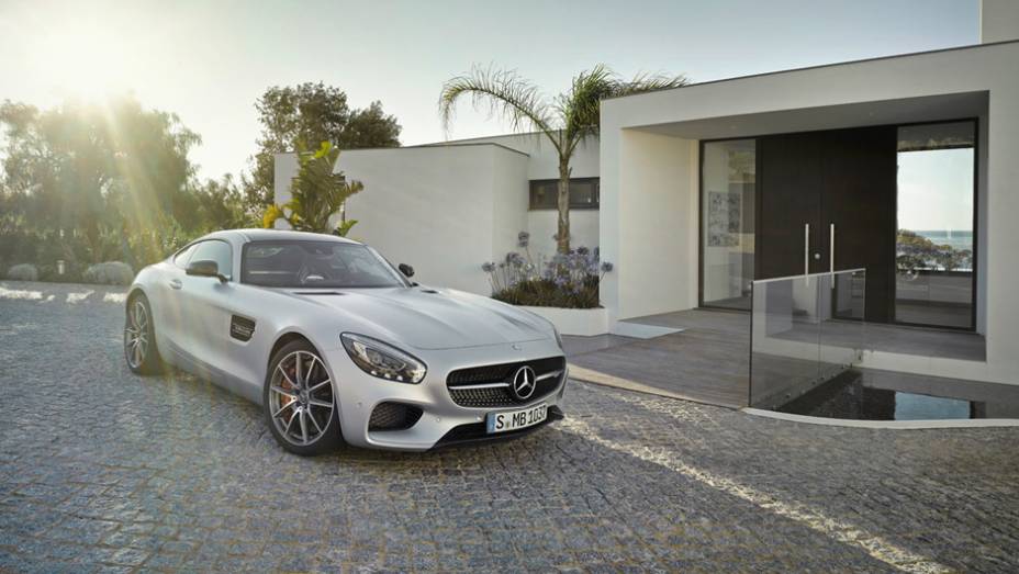 Na vers&atilde;o GT S, o esportivo poder&aacute; acelerar de 0 a 100 km/h em 3,8 segundos | <a href="https://beta-develop.quatrorodas.abril.com.br/noticias/saloes/paris-2014/mercedes-benz-revela-amg-gt-799359.shtml" rel="migration">Leia mais</a>