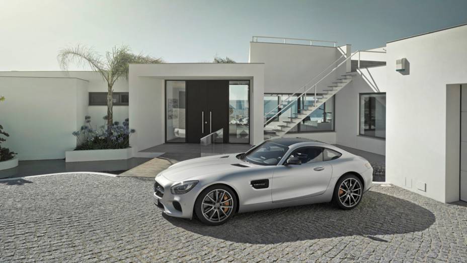 A velocidade máxima alcançada é de 310 km/h | <a href="https://beta-develop.quatrorodas.abril.com.br/noticias/saloes/paris-2014/mercedes-benz-revela-amg-gt-799359.shtml" rel="migration">Leia mais</a>