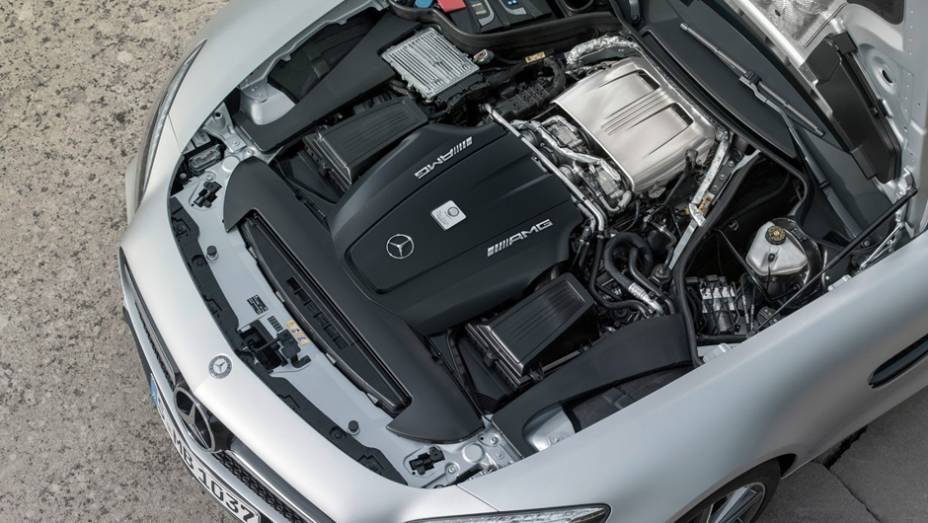 Sob o cap&ocirc;, o AMG GT &eacute; equipado com um nov&iacute;ssimo motor 4.0 V8 biturbo | <a href="https://beta-develop.quatrorodas.abril.com.br/noticias/saloes/paris-2014/mercedes-benz-revela-amg-gt-799359.shtml" rel="migration">Leia mais</a>