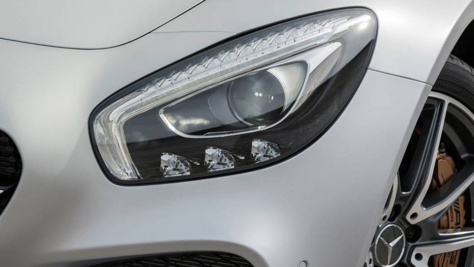 Mercedes AMG GT - novo esportivo da marca alem&atilde; finalmente chega ao mercado | <a href="https://beta-develop.quatrorodas.abril.com.br/noticias/saloes/paris-2014/mercedes-benz-revela-amg-gt-799359.shtml" rel="migration">Leia mais</a>