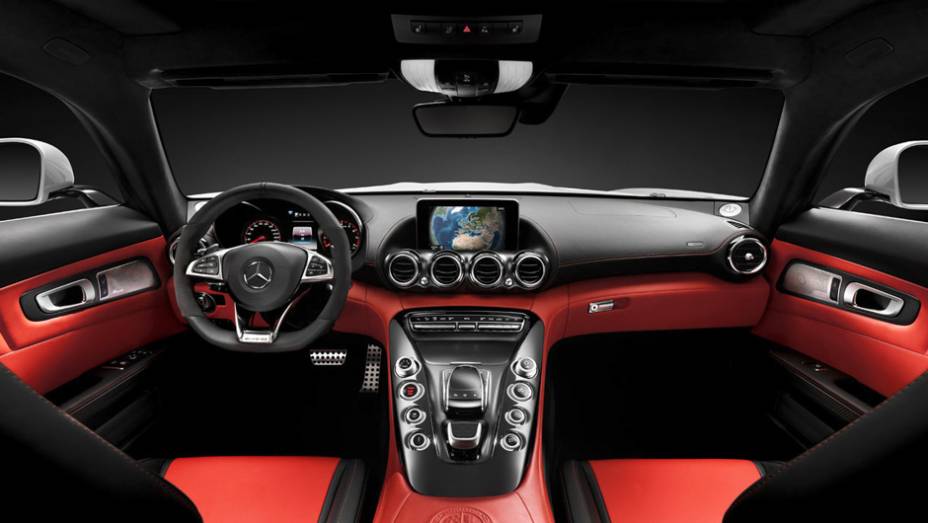 Por dentro, o AMG GT traz acabamento em couro e fibra de carbono, al&eacute;m de, esteticamente, guardar semelhan&ccedil;as com outros modelos da Mercedes, como o novo Classe C | <a href="https://beta-develop.quatrorodas.abril.com.br/noticias/saloes/paris-2014/mercedes-benz-revela-a" rel="migration"></a>