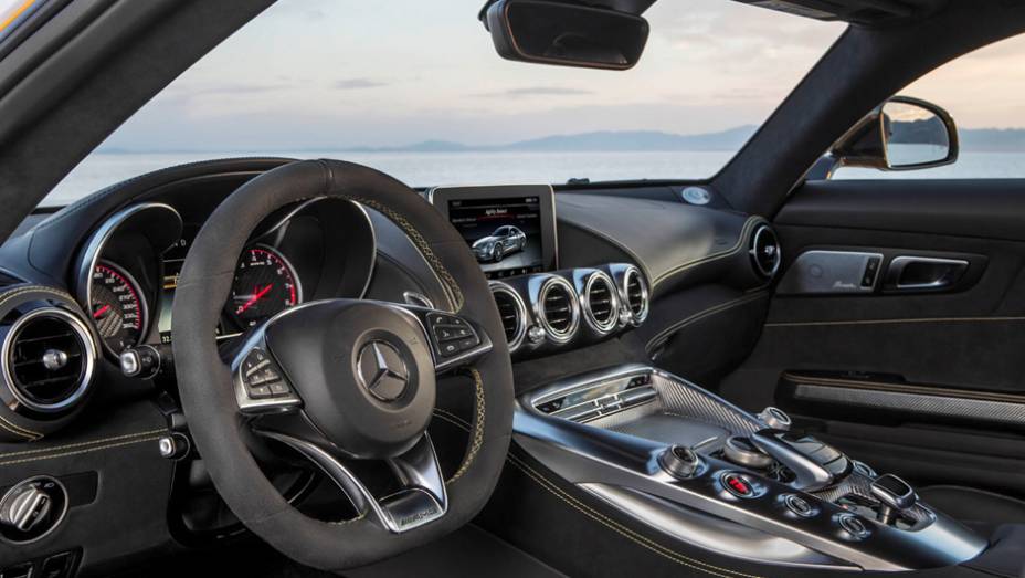 Em termos funcionais, est&aacute; presente uma vers&atilde;o atualizada do sistema multim&iacute;dia COMAND | <a href="https://beta-develop.quatrorodas.abril.com.br/noticias/saloes/paris-2014/mercedes-benz-revela-amg-gt-799359.shtml" rel="migration">Leia mais</a>