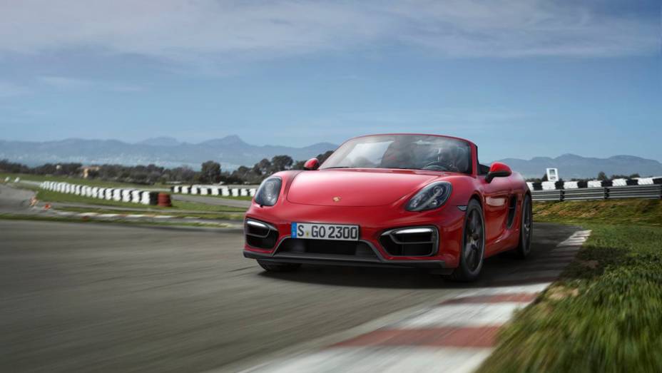 A Porsche lançou a versão GTS do Boxster. | <a href="https://beta-develop.quatrorodas.abril.com.br/noticias/fabricantes/porsche-lanca-boxster-gts-cayman-gts-777156.shtml" rel="migration">Leia mais</a>