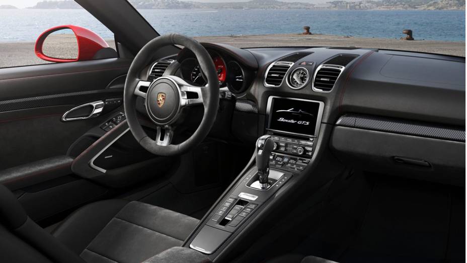 O interior têm com bancos esportivos e estofados em couro de Alcantara. | <a href="https://beta-develop.quatrorodas.abril.com.br/noticias/fabricantes/porsche-lanca-boxster-gts-cayman-gts-777156.shtml" rel="migration">Leia mais</a>