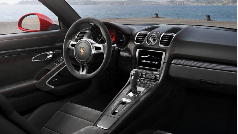 O interior t&ecirc;m com bancos esportivos e estofados em couro de Alcantara. | <a href="https://beta-develop.quatrorodas.abril.com.br/noticias/fabricantes/porsche-lanca-boxster-gts-cayman-gts-777156.shtml" rel="migration">Leia mais</a>