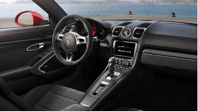 O interior têm com bancos esportivos e estofados em couro de Alcantara. | <a href="https://beta-develop.quatrorodas.abril.com.br/noticias/fabricantes/porsche-lanca-boxster-gts-cayman-gts-777156.shtml" rel="migration">Leia mais</a> O interior têm com bancos esportivos e estofados em couro de Alcantara. | <a href="https://beta-develop.quatrorodas.abril.com.br/noticias/fabricantes/porsche-lanca-boxster-gts-cayman-gts-777156.shtml" rel="migration">Leia mais</a>