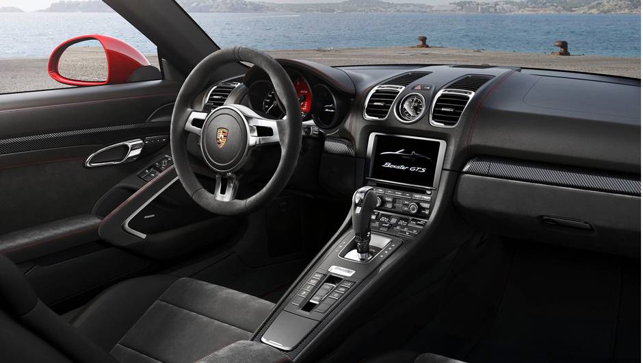O interior têm com bancos esportivos e estofados em couro de Alcantara. | <a href="https://beta-develop.quatrorodas.abril.com.br/noticias/fabricantes/porsche-lanca-boxster-gts-cayman-gts-777156.shtml" rel="migration">Leia mais</a> O interior têm com bancos esportivos e estofados em couro de Alcantara. | <a href="https://beta-develop.quatrorodas.abril.com.br/noticias/fabricantes/porsche-lanca-boxster-gts-cayman-gts-777156.shtml" rel="migration">Leia mais</a>