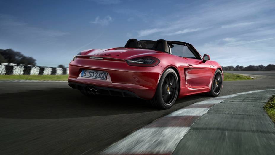 O Boxster vêm com o pacote Sport Chrono, que dá uma combinação mais esportiva para o modelo. | <a href="https://beta-develop.quatrorodas.abril.com.br/noticias/fabricantes/porsche-lanca-boxster-gts-cayman-gts-777156.shtml" rel="migration">Leia mais</a>