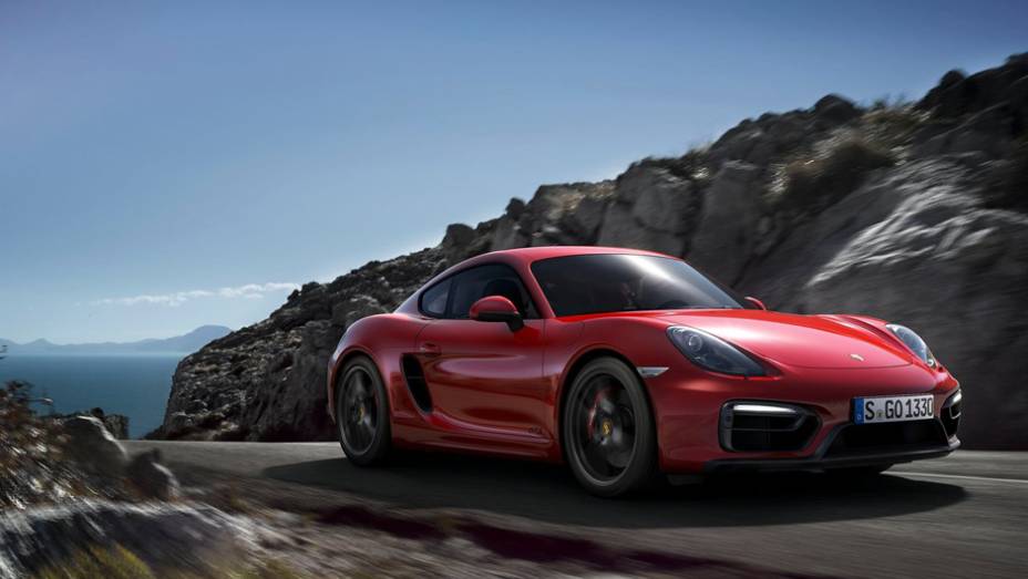 A Porsche lançou a versão GTS do Cayman. | <a href="https://beta-develop.quatrorodas.abril.com.br/noticias/fabricantes/porsche-lanca-boxster-gts-cayman-gts-777156.shtml" rel="migration">Leia mais</a>