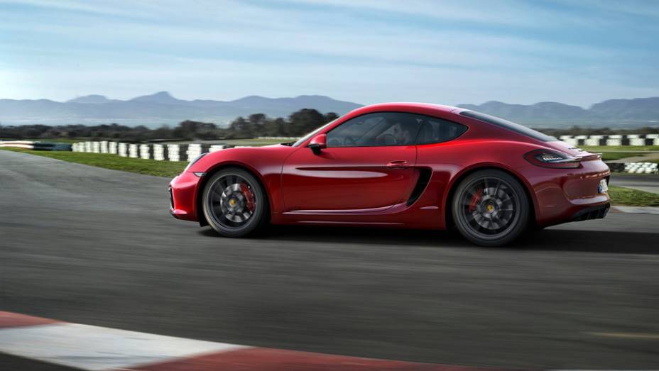 Chega aos 100 km/h em apenas 4,6 segundos e atinge 284 km/h. | <a href="https://beta-develop.quatrorodas.abril.com.br/noticias/fabricantes/porsche-lanca-boxster-gts-cayman-gts-777156.shtml" rel="migration">Leia mais</a>