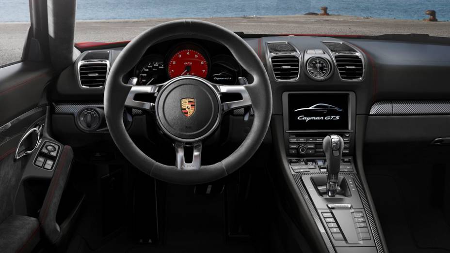 O interior t&ecirc;m com bancos esportivos e estofados em couro de Alcantara. | <a href="https://beta-develop.quatrorodas.abril.com.br/noticias/fabricantes/porsche-lanca-boxster-gts-cayman-gts-777156.shtml" rel="migration">Leia mais</a>