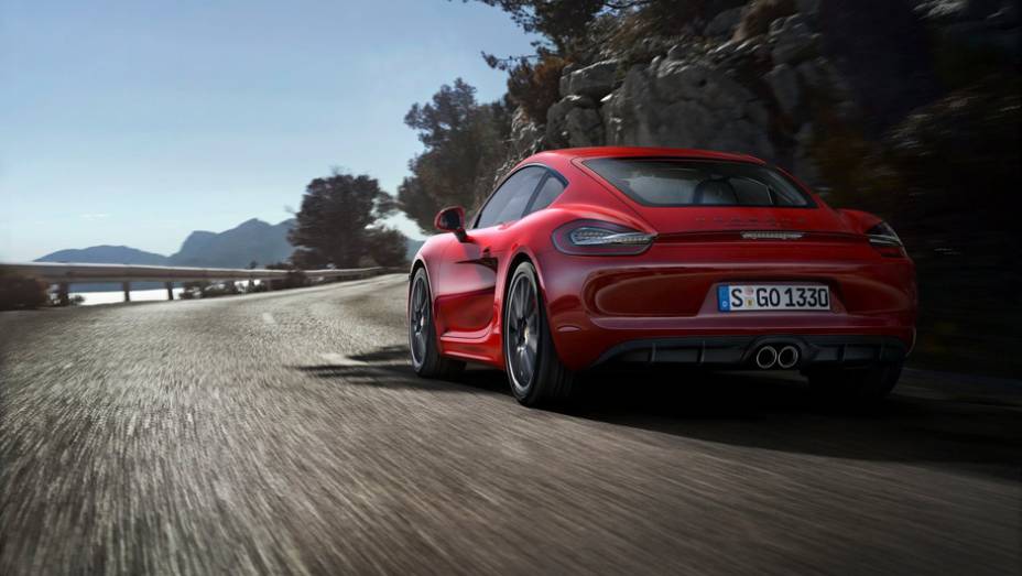 O Cayman vêm com o pacote Sport Chrono, que dá uma combinação mais esportiva para o modelo. | <a href="https://beta-develop.quatrorodas.abril.com.br/noticias/fabricantes/porsche-lanca-boxster-gts-cayman-gts-777156.shtml" rel="migration">Leia mais</a>