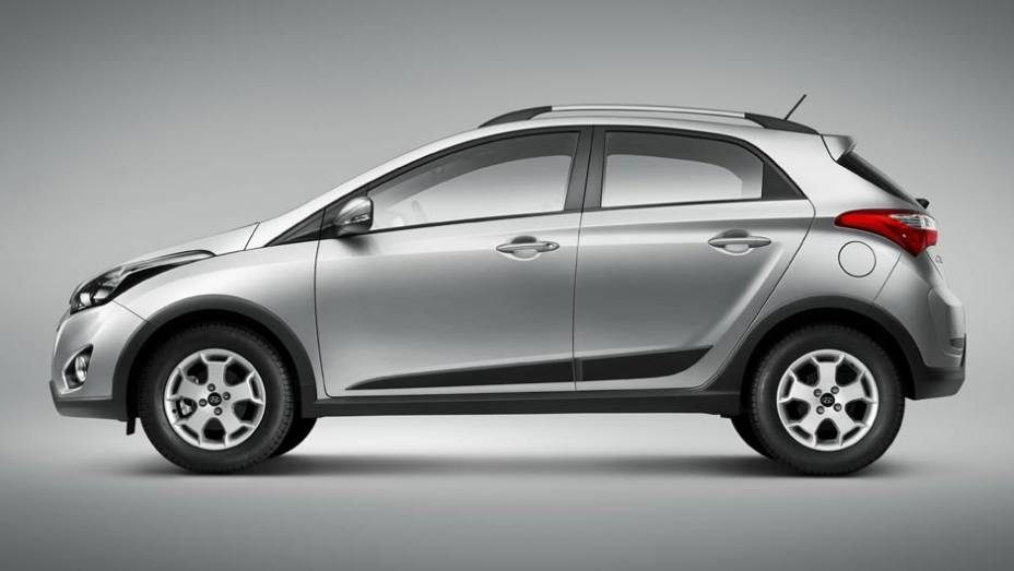 Al&eacute;m dos t&iacute;picos adere&ccedil;os de pl&aacute;stico preto, o HB20X teve sua suspens&atilde;o ligeiramente elevada | <a href="https://beta-develop.quatrorodas.abril.com.br/carros/lancamentos/hyundai-hb20x-731727.shtml" rel="migration">Leia mais</a>