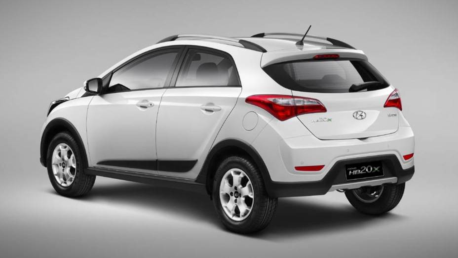 As barras no teto tamb&eacute;m fazem parte do pacote aventureiro light | <a href="https://beta-develop.quatrorodas.abril.com.br/carros/lancamentos/hyundai-hb20x-731727.shtml" rel="migration">Leia mais</a>