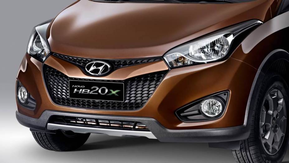 Olhando mais de perto &eacute; poss&iacute;vel ver o novo desenho da grade frontal | <a href="https://beta-develop.quatrorodas.abril.com.br/carros/lancamentos/hyundai-hb20x-731727.shtml" rel="migration">Leia mais</a>