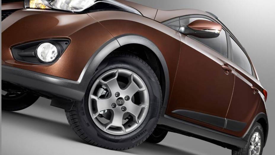 As rodas de liga leve s&atilde;o exclusivas do HB20X, assim como a cor marrom, antes oferecida tamb&eacute;m no HB20 | <a href="https://beta-develop.quatrorodas.abril.com.br/carros/lancamentos/hyundai-hb20x-731727.shtml" rel="migration">Leia mais</a>