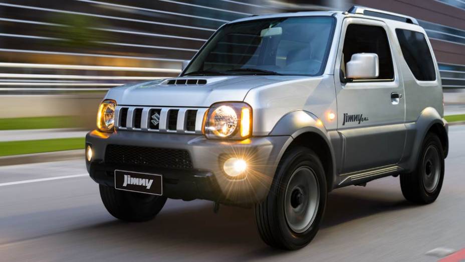 Lançado no Japão desde os anos 60, o Jimny é vendido até hoje por lá, e agora é fabricado no Brasil | <a href="%20https://beta-develop.quatrorodas.abril.com.br/carros/lancamentos/suzuki-jimny-734410.shtml" rel="migration">Leia mais</a>