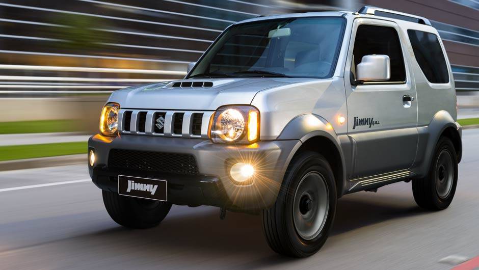 Lançado no Japão desde os anos 60, o Jimny é vendido até hoje por lá, e agora é fabricado no Brasil | <a href="%20https://beta-develop.quatrorodas.abril.com.br/carros/lancamentos/suzuki-jimny-734410.shtml" rel="migration">Leia mais</a> Lançado no Japão desde os anos 60, o Jimny é vendido até hoje por lá, e agora é fabricado no Brasil | <a href="%20https://beta-develop.quatrorodas.abril.com.br/carros/lancamentos/suzuki-jimny-734410.shtml" rel="migration">Leia mais</a>