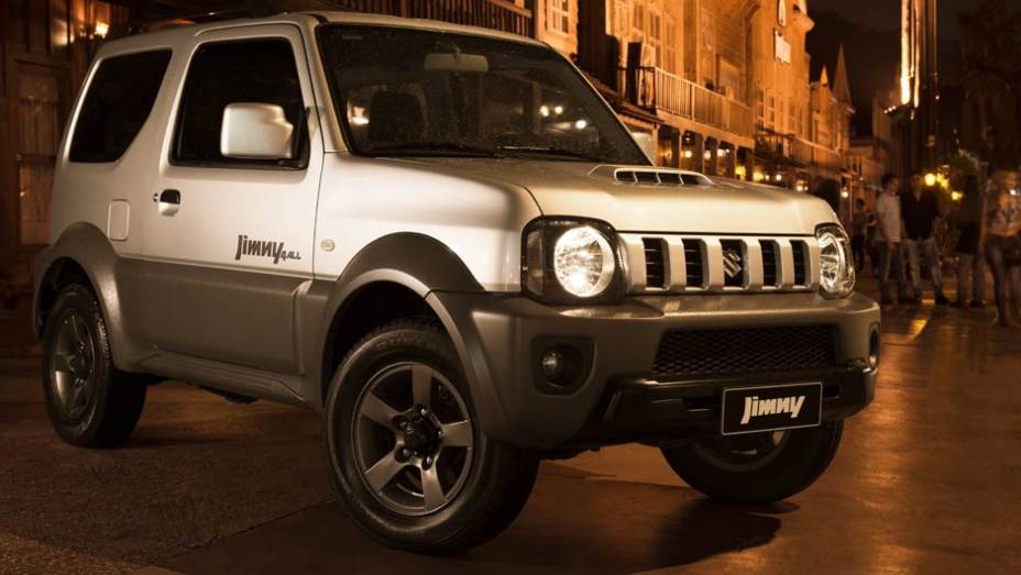 Apesar da aparência urbana, ele não faz feio quando precisa encarar atoleiros. Pelo contrário... | <a href="%20https://beta-develop.quatrorodas.abril.com.br/carros/lancamentos/suzuki-jimny-734410.shtml" rel="migration">Leia mais</a>