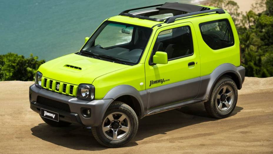 O Jimny tem tração nas quatro rodas e ótimos ângulos de entrada e saída, ideais para se dar bem nas trilhas | <a href="%20https://beta-develop.quatrorodas.abril.com.br/carros/lancamentos/suzuki-jimny-734410.shtml" rel="migration">Leia mais</a>