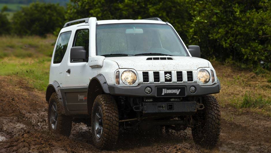 Em todas elas o motor será o mesmo 1.3 de 85 cv | <a href="https://beta-develop.quatrorodas.abril.com.br/carros/lancamentos/suzuki-jimny-734410.shtml" rel="migration">Leia mais</a> Em todas elas o motor será o mesmo 1.3 de 85 cv | <a href="https://beta-develop.quatrorodas.abril.com.br/carros/lancamentos/suzuki-jimny-734410.shtml" rel="migration">Leia mais</a>