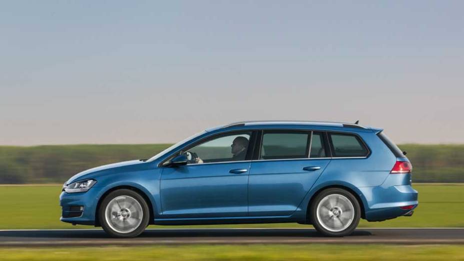 O carro é igual ao Golf até as portas traseiras, mas é 30 centímetros mais longo que o hatch, medindo 4,56 metros | <a href="https://beta-develop.quatrorodas.abril.com.br/noticias/fabricantes/vw-lanca-golf-variant-868081.shtml" rel="migration">Leia mais</a>