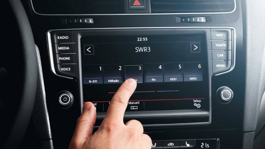 A central multimídia tem tela de 5,8 polegadas sensível ao toque e pode vir com GPS e câmera de ré | <a href="https://beta-develop.quatrorodas.abril.com.br/noticias/fabricantes/vw-lanca-golf-variant-868081.shtml" rel="migration">Leia mais</a>