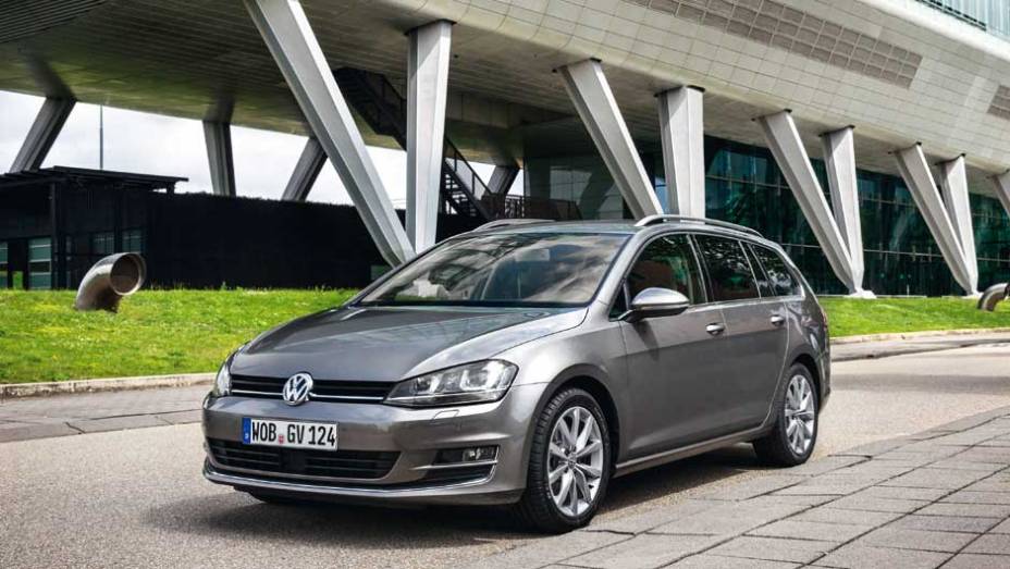 Oferecida em duas versões, a Golf Variant sai por R$ 87.490 na opção COmfortline e R$ 94.990 na Highline | <a href="https://beta-develop.quatrorodas.abril.com.br/noticias/fabricantes/vw-lanca-golf-variant-868081.shtml" rel="migration">Leia mais</a>