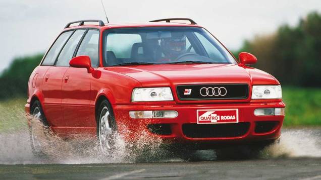 Audi RS2: a primeira perua superesportiva da Audi tinha uma preparação Porsche no sistema de admissão, escape e central eletrônica, resultando em 315 cv - apenas 65 cv a menos que a Ferrari F355 Audi RS2: a primeira perua superesportiva da Audi tinha uma preparação Porsche no sistema de admissão, escape e central eletrônica, resultando em 315 cv - apenas 65 cv a menos que a Ferrari F355