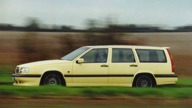 Volvo 850 T5-R: o motor 2.3 turbo das outras versões teve a central eletrônica remapeada para render 243 cv.Não parece muito, mas era: 0 a 100 km/h em 5,8 segundos e velocidade final de 250 km/h Volvo 850 T5-R: o motor 2.3 turbo das outras versões teve a central eletrônica remapeada para render 243 cv.Não parece muito, mas era: 0 a 100 km/h em 5,8 segundos e velocidade final de 250 km/h